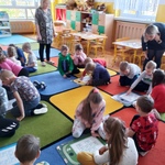 Dzieci układają układankę.jpg