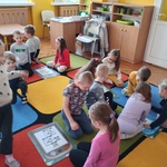 Dzieci układają układankę3.jpg