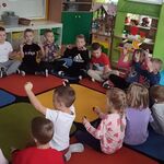 Dzieci grają na kasztanach2.jpg