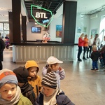 6. dzieci w holu teatru.jpg