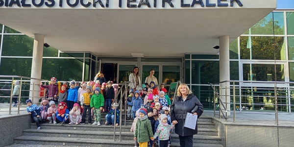 7. dzieci przed teatrem.jpg