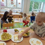 chłopiec sięga po banana.jpg