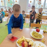 chłopiec sięga po malinę.jpg