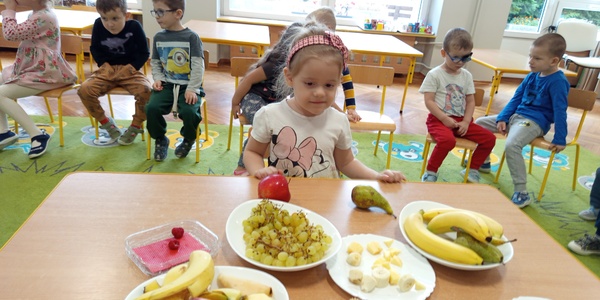 dziewczynka wybiera owoce (2).jpg