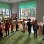 1. dzieci stoją na dywanie.jpg