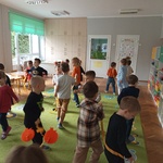 11. dzieci tańczą.jpg