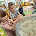 1. dzieci robią masę solną.jpg