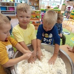 4. chłopcy ugniatają masę.jpg