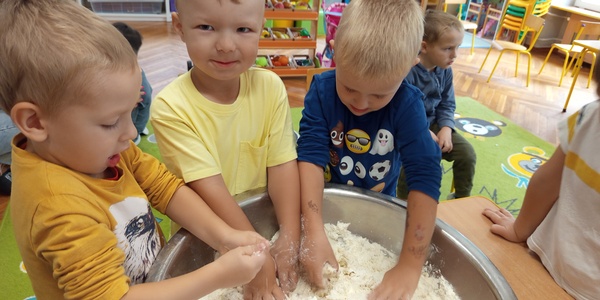 4. chłopcy ugniatają masę.jpg