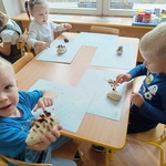 8 dzieci tworzą jeżyki.jpg