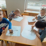 9. dzieci tworzą jeże.jpg