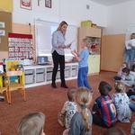 chłopiec odbiera dyplom.jpg