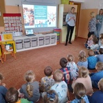 dzieci oglądają prezentację (1).jpg