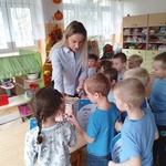 dzieci otrzymują nagrody (6).jpg