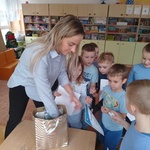 Pani rozdaje nagrody.jpg