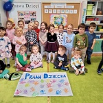 2. Dzieci i plakat Prawa Dziecka.jpg