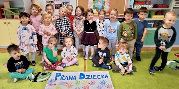 2. Dzieci i plakat Prawa Dziecka.jpg