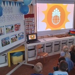 Dzieci oglądaja film edukacyjny o Prawach Dziecka .jpg