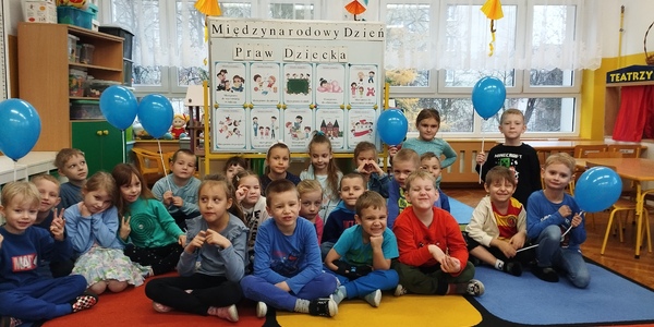 Dzieci ubrane na niebiesko pozują do grupowego zdjęcia.jpg