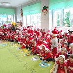 Dzieci ubrane na czerwono (1).jpg