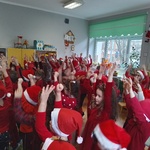 Dzieci ubrane na czerwono (12).jpg