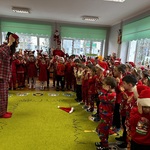 dzieci bawią się z panią.jpeg
