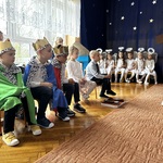 Jasełka dzieci przebrane za króli.jpeg