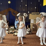 Dziewczynki przebrane za aniołki (2).jpeg