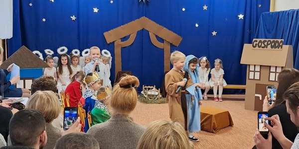 Rodzice oglądaja przedstawienie.jpeg