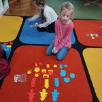 Dzieci z figurami geometrycznymi na dywanie2.jpg