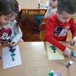 Dzieci przy stoliku robią kartki.jpg