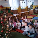 Dzieci śpiewają przy choince2.jpg