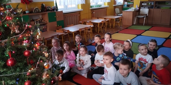 Dzieci śpiewają przy choince2.jpg