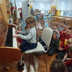 Dziewczynka gra na pianinie1.jpg