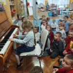 Dziewczynka gra na pianinie3.jpg
