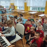 Dziewczynka gra na pianinie2.jpg