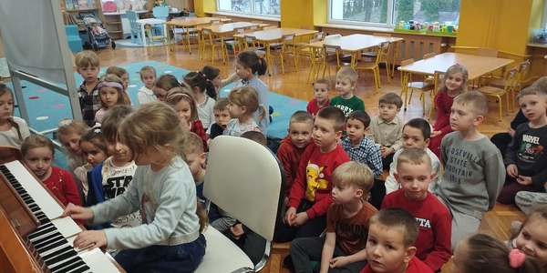 Dziewczynka gra na pianinie2.jpg