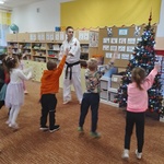 Zajęcia sportowe z p. Dawidem instruktorem karate (2).jpg