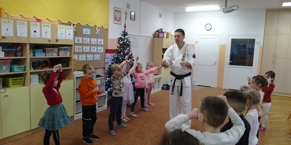 Zajęcia sportowe z p. Dawidem instruktorem karate (9).jpg