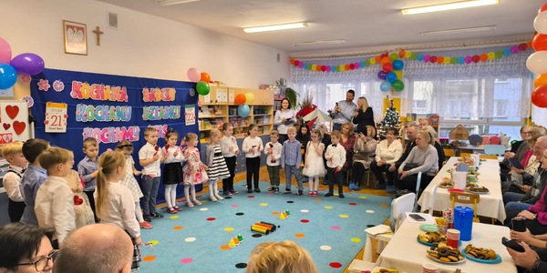 dzieci śpiewają serduszkową piosenkę.jpeg