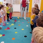Dzieci słuchają jak wykonać kolejne ćwiczenie.jpg