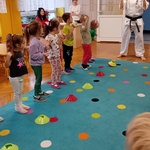Dzieci słuchają poleceń.jpg