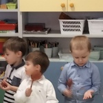 4. Dzieci grają na instrumentach perkusyjnych.jpg