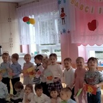 2. Dzieci prezentują laurki.jpg