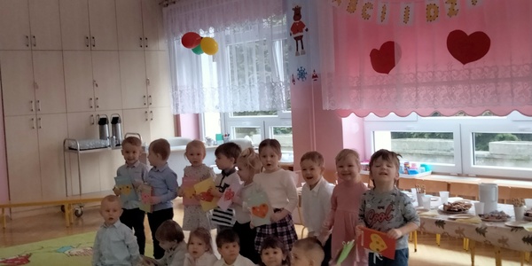 2. Dzieci prezentują laurki.jpg