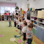 6. Dzieci śpiewają piosenkę.jpg