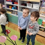 1. Dzieci przygotowują się do występu z okazji Dnia Babci i Dziadka.jpg