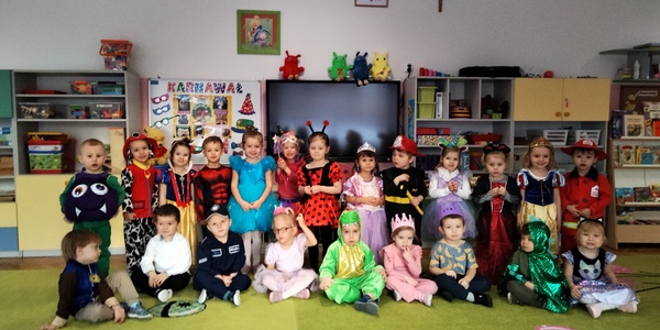 1. Dzieci prezentują stroje karnawałowe.jpg