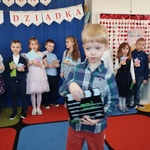Chłopiec zapowiada scenę.jpg