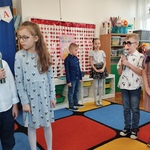 Dzieci odgrywają scenkę3.jpg